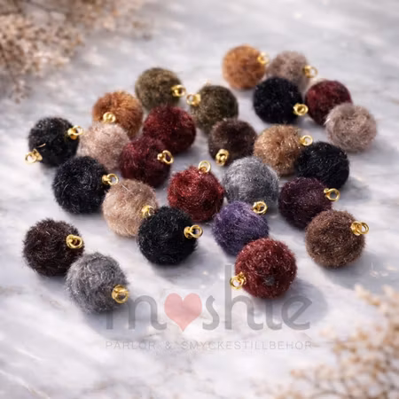 Berlocker med lurviga pompoms mocha mix 15mm 5st