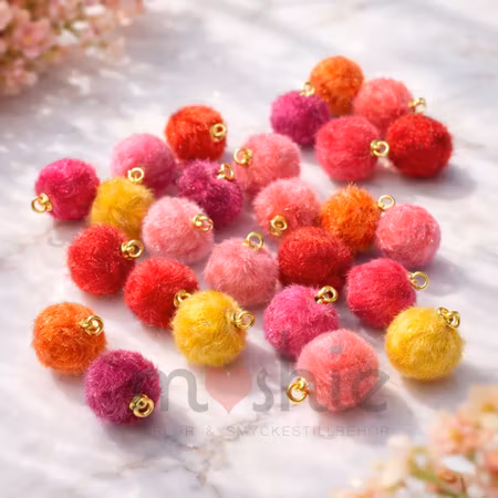 Berlocker med lurviga pompoms berry pop mix 15mm 5st