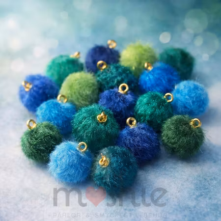Berlocker med lurviga pompoms lagoon mix 15mm 5st