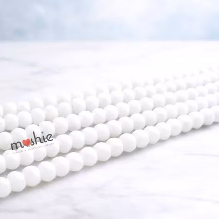 Fasetterade vita glasrondeller på sträng 4x3mm 115st