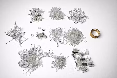 Förvaringsask med allt för din smyckestillverkning av järn i silver