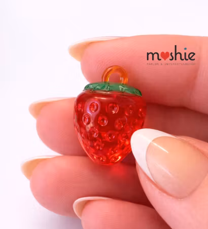 Berlocker röda jordgubbar av akryl 2st 18x13.5