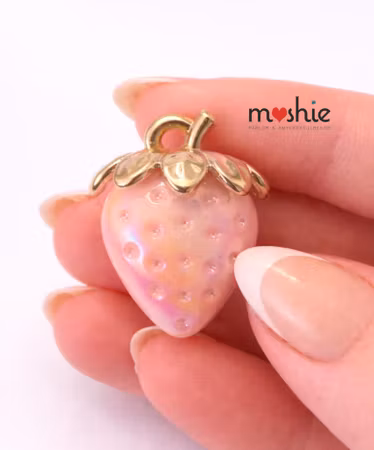 Berlock jordgubbe av akryl rosa 32x23mm