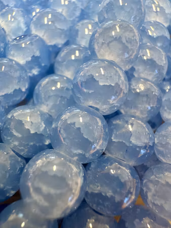 Glaspärlor 8mm runda på sträng Dovt krackelerade Im so Kaj 100st