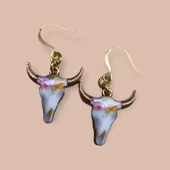 Tjurhuvud med blommönster.