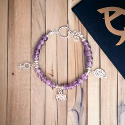 Armband med Ametister och silverfärgade berlocker