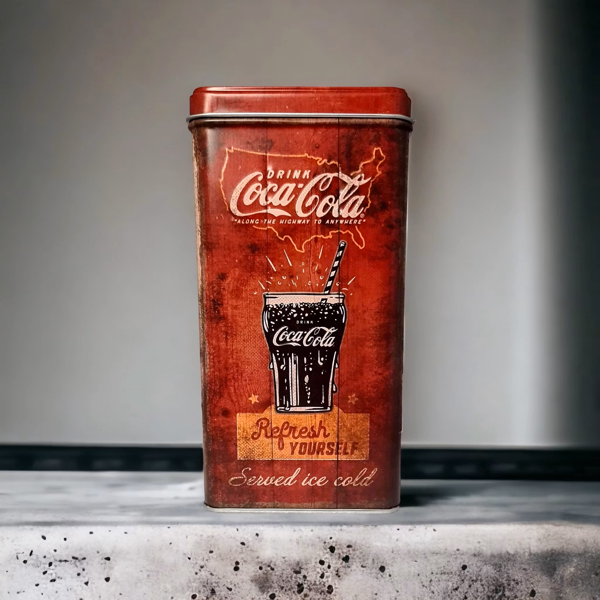 Plåtburk - Coca-Cola - 10 x 14 x 20 CM - www.bellebi.se