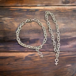 Armband med kvinnosymbol