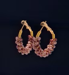 Creoler med pärlor i lila nyanser