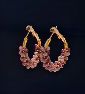 Creoler med pärlor i lila nyanser