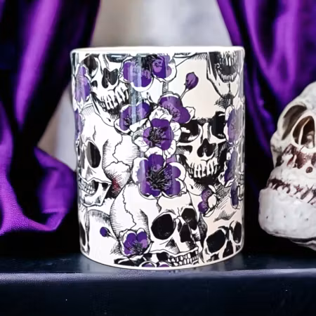 Mugg - Dödskallar med lila blommor. Halloween.