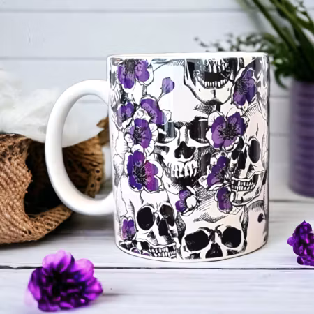 Mugg - Dödskallar med lila blommor. Halloween.