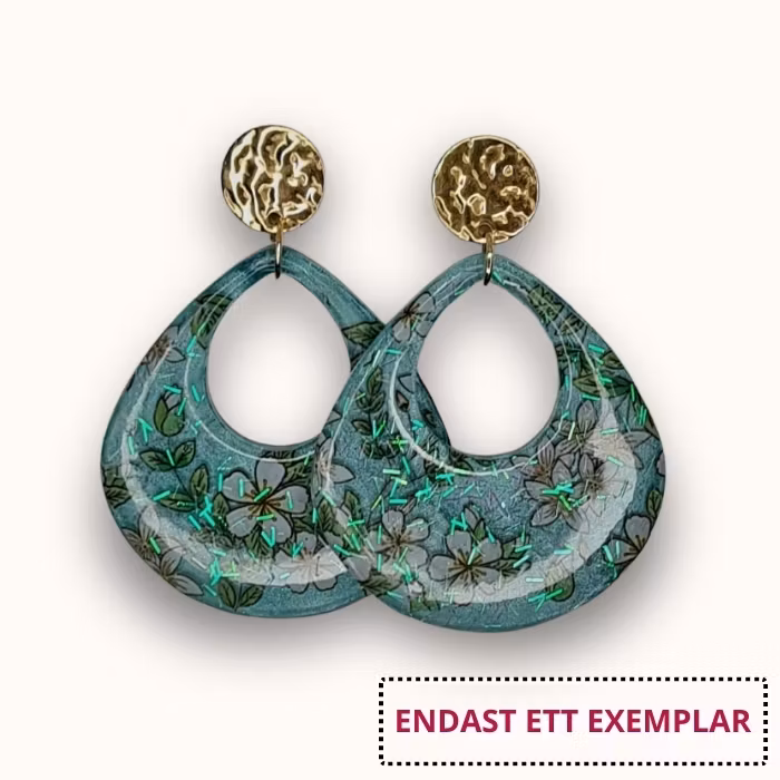 Örhängen glittrande blommor resin - www.bellebi.se