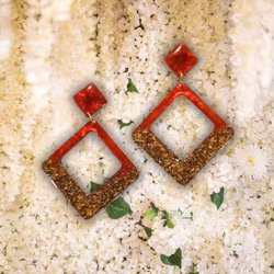 Örhängen i guld och rött