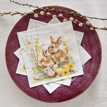 Servetter med kaniner i en korg