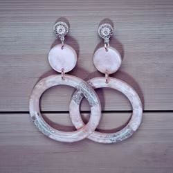 Rosa örhängen med silverdetaljer