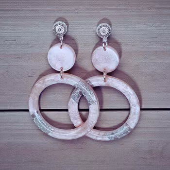 Rosa örhängen med silverdetaljer