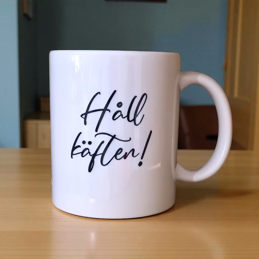 Mugg med texten ”Håll käften!”