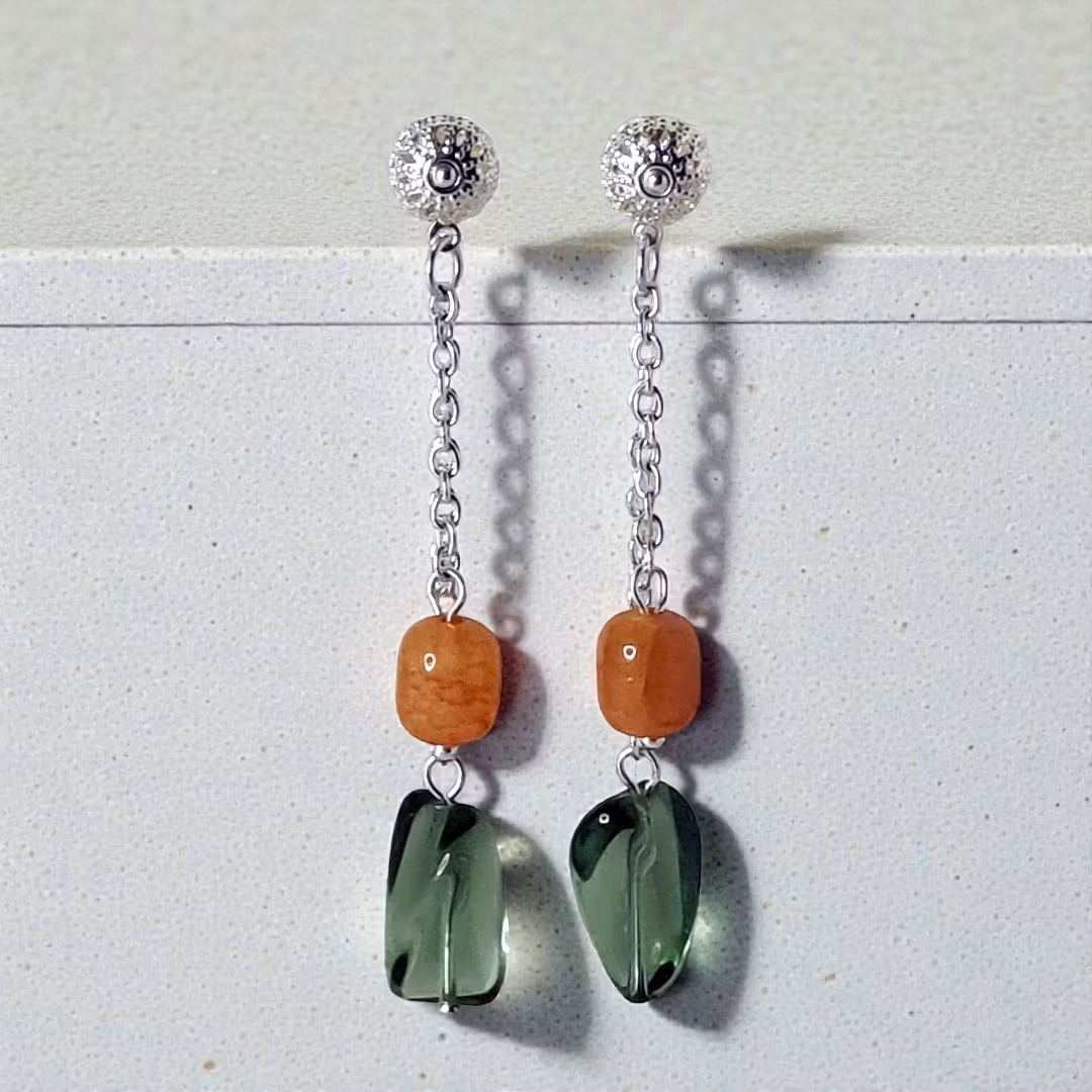 Långa örhängen med kedjor och glaspärlor