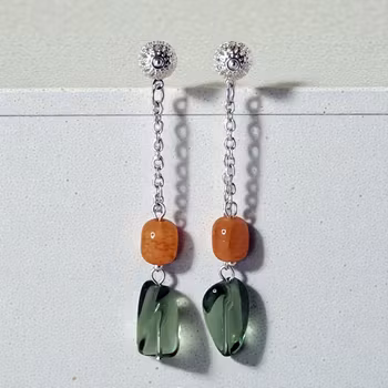 Långa örhängen med kedjor och glaspärlor