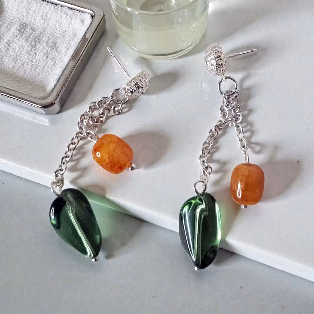 Långa örhängen med kedjor och glaspärlor