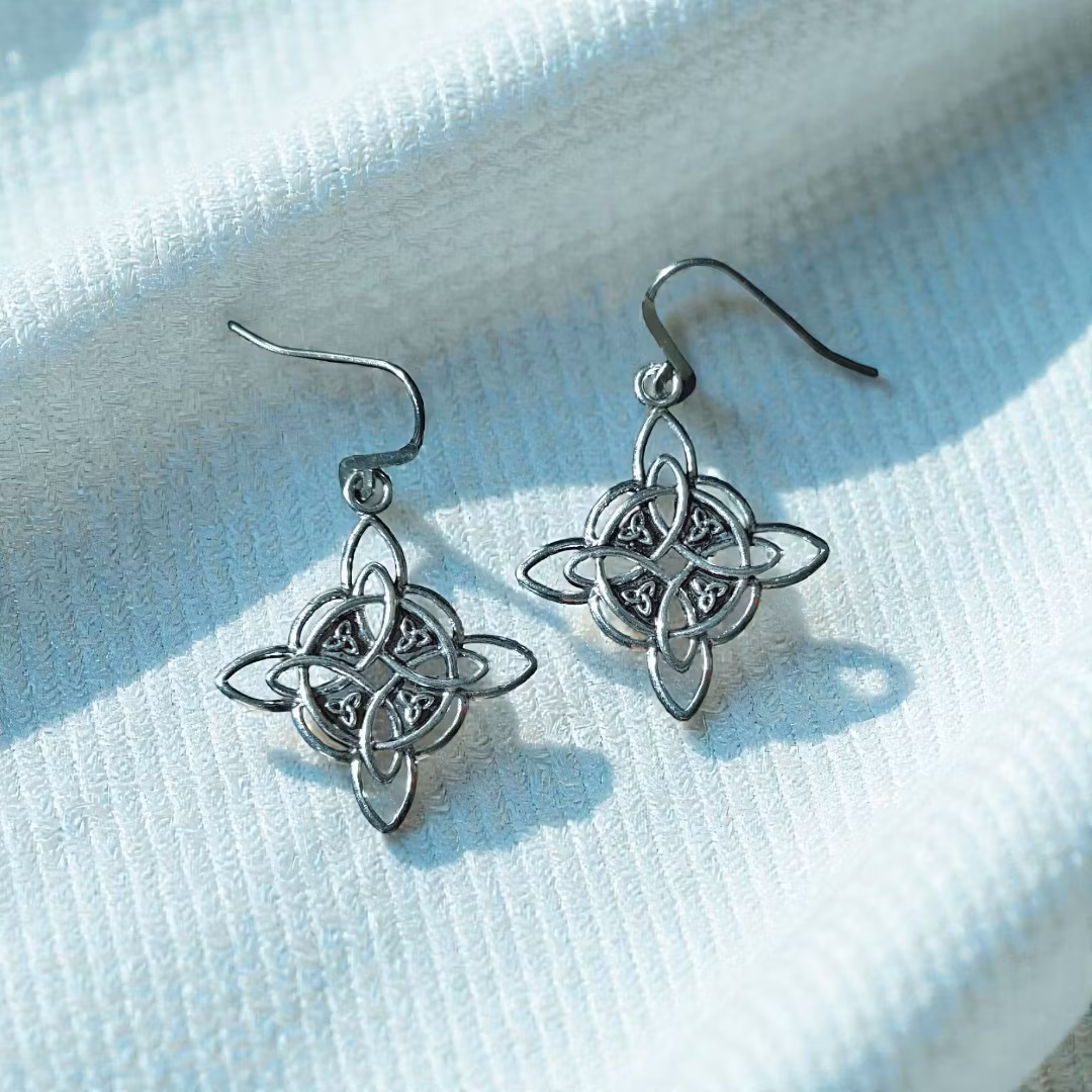 Keltiska knutar – lätta örhängen med tidlös symbolik