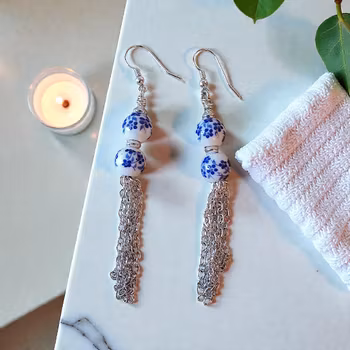 Örhängen med porslinspärlor och kedjor