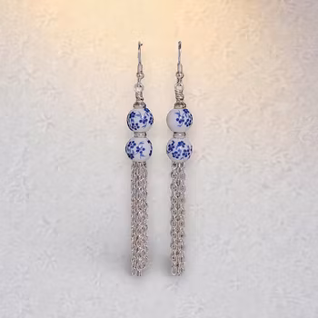 Örhängen med porslinspärlor och kedjor