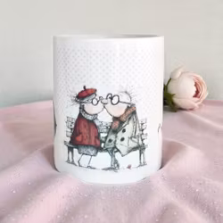 Pussande äldre par - Romantisk söt mugg