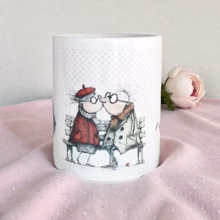 Pussande äldre par - Romantisk söt mugg