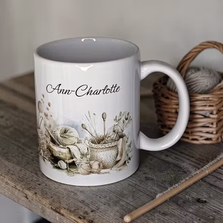 Personlig, unik mugg med handarbetsmotiv och valfritt namn