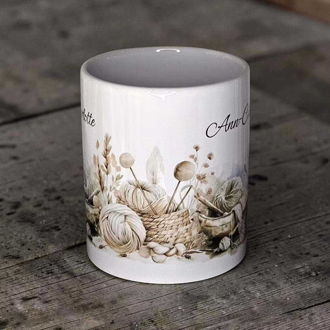 Personlig, unik mugg med handarbetsmotiv och valfritt namn