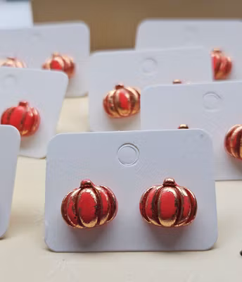 Handgjorda öronstift med pumpor