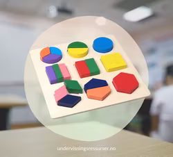 Lite brett med brøk konkreter: sirkel, kvadrat, heksagon