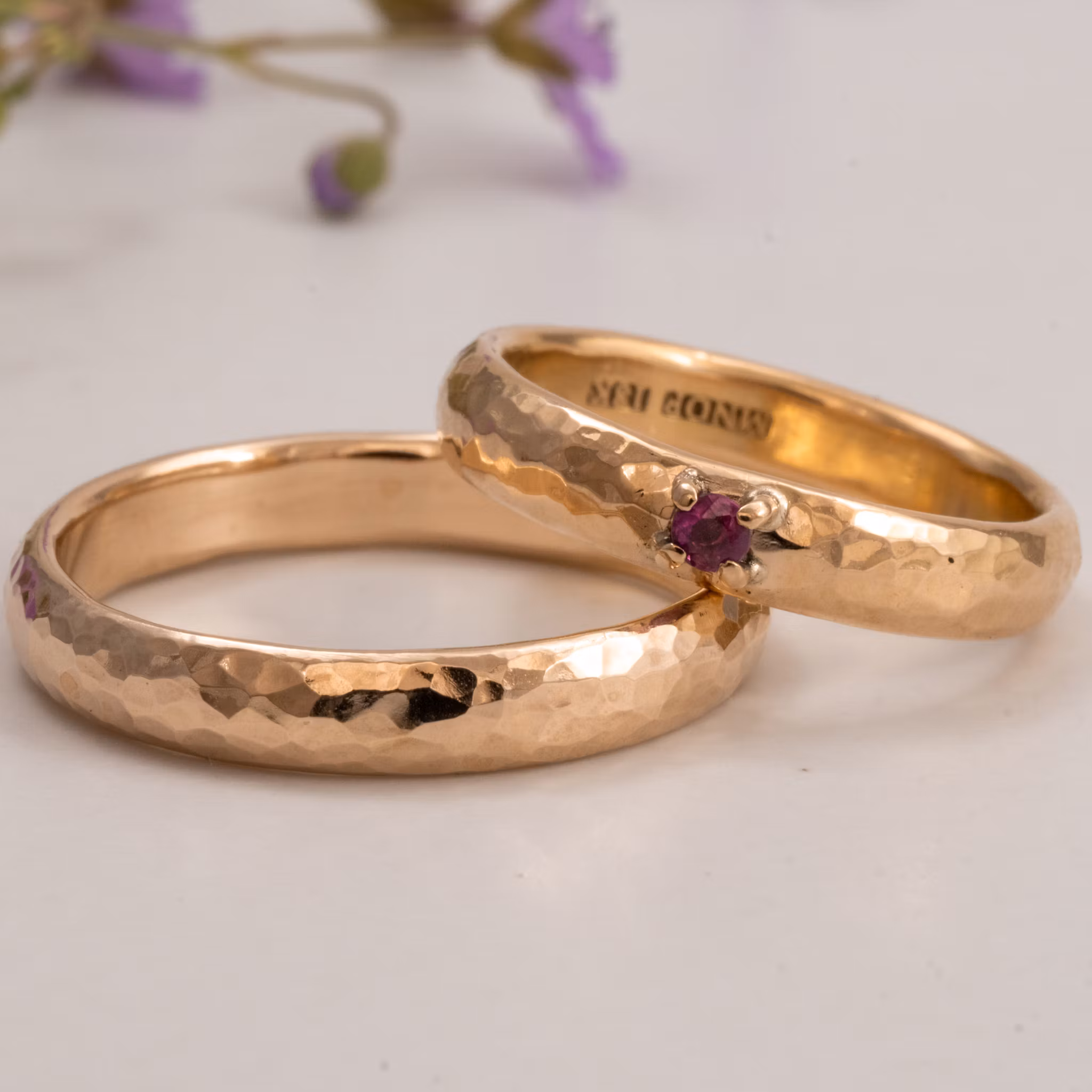 18K Bred Ring med Rubin Återvunnet Guld Förlovningsring
