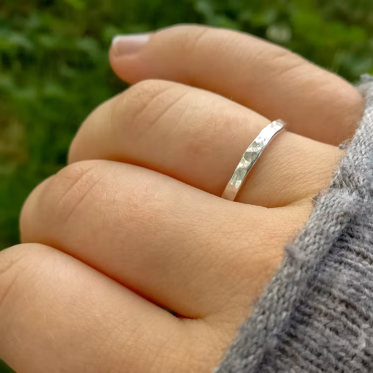 HYR EN RING Hamrad 2,5 mm Återvunnet Silver