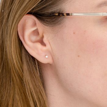 18K Labbodlad Smaragd Comfort Mini Örhängen Återvunnet Guld