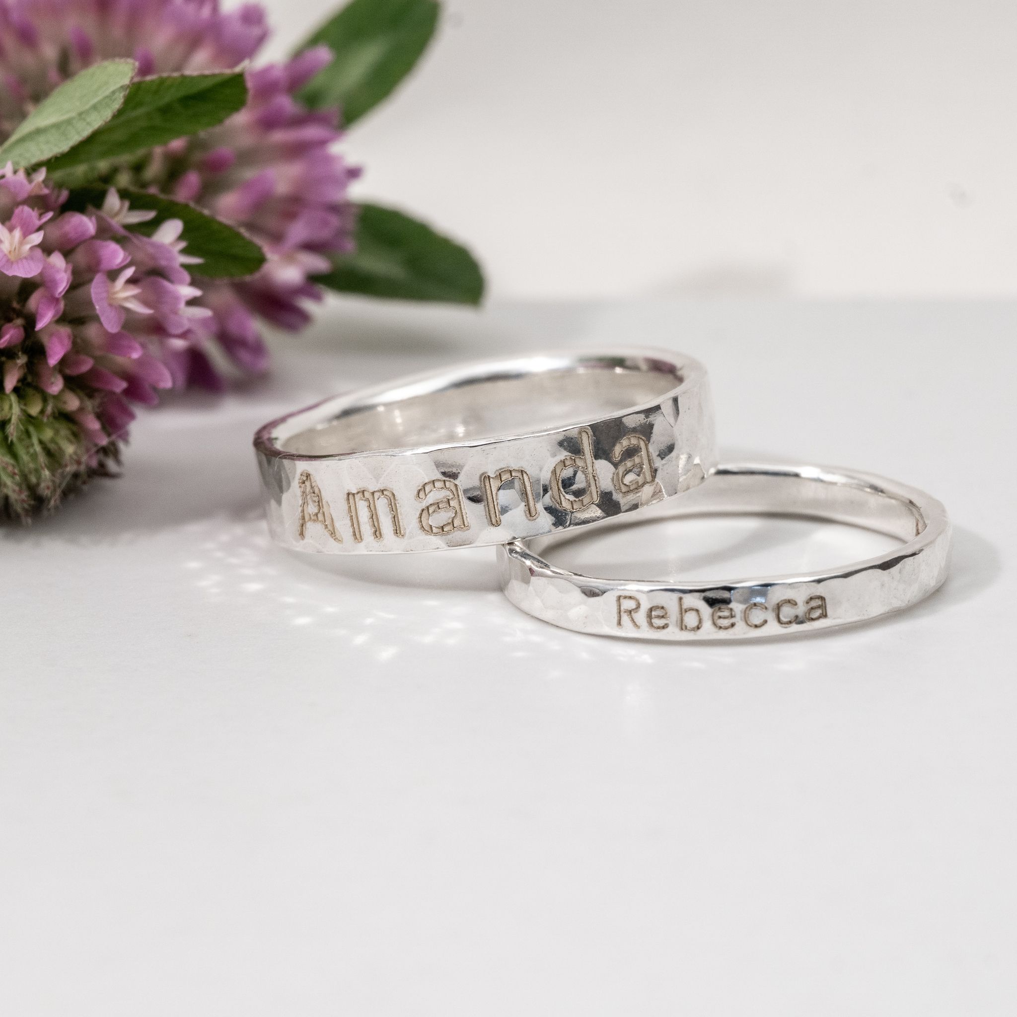 Hamrad Ring 4,5 mm med Egen Text eller Namn i Återvunnet Silver