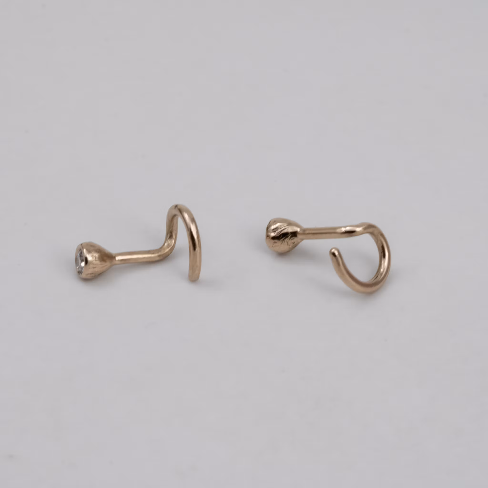 18K Labbodlad Rubin Comfort Mini Örhängen Återvunnet Guld