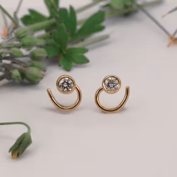 18K Moissanite Comfort Små Örhängen Återvunnet Guld