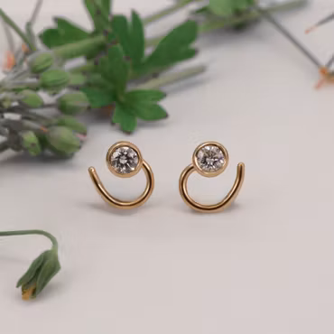 18K Moissanite Comfort Små Örhängen Återvunnet Guld