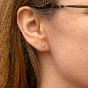 18K Moissanite Comfort Små Örhängen Återvunnet Guld