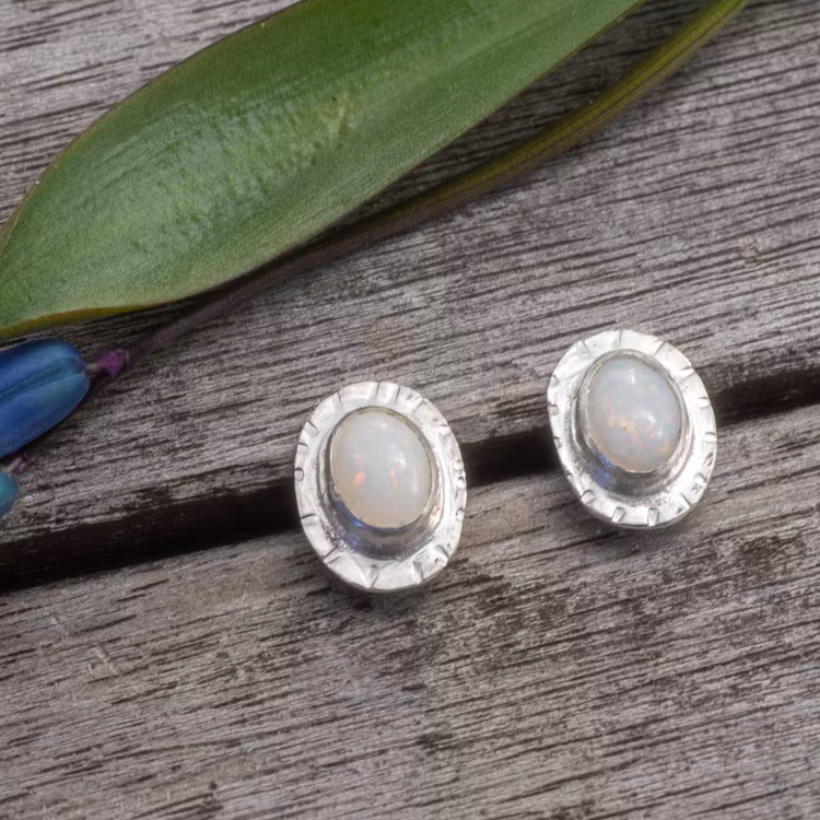 Stråla - Örhängen med Opaler i Sterling Silver