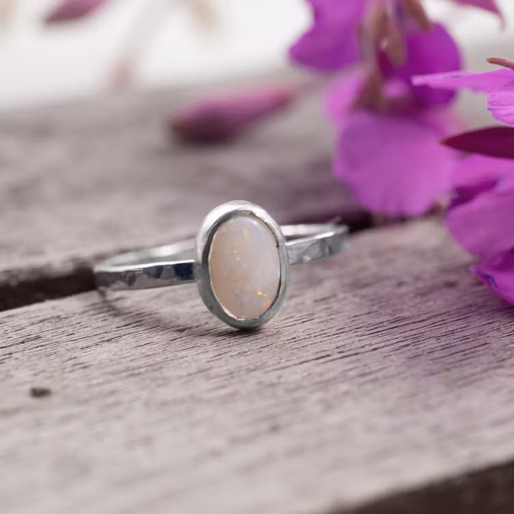 Silverring med återvunnen opal. Handgjord.