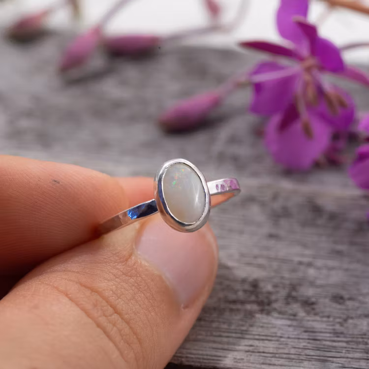 Ring med opal i återvunnet silver. Handgjord.