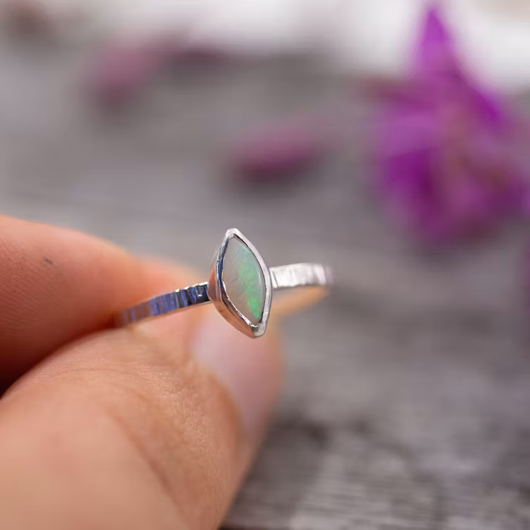 Ring med Återvunnen Opal Navett-form