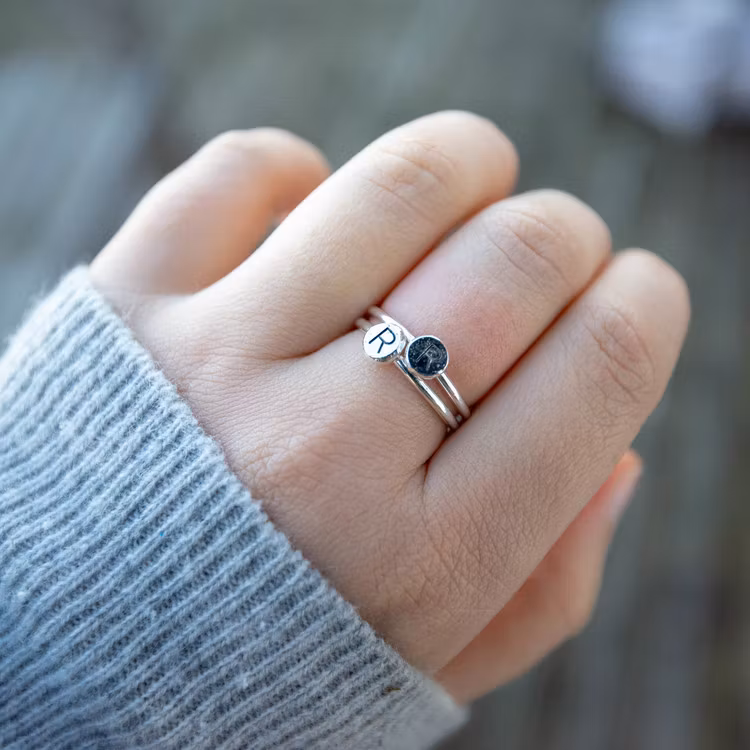 Sparv - Ring med Bokstav i Återvunnet Silver