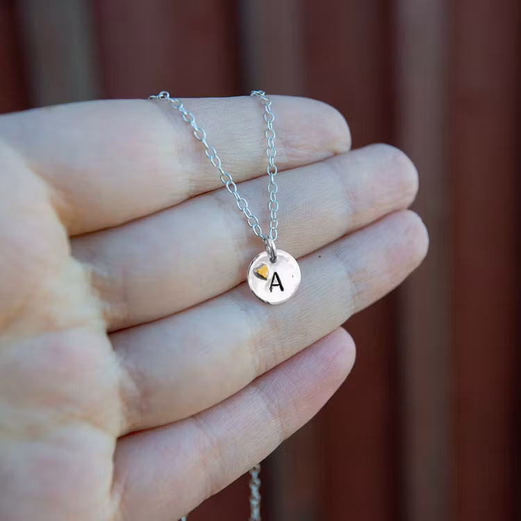 Halsband i återvunnet Silver med bokstav och hjärta i 18k guld