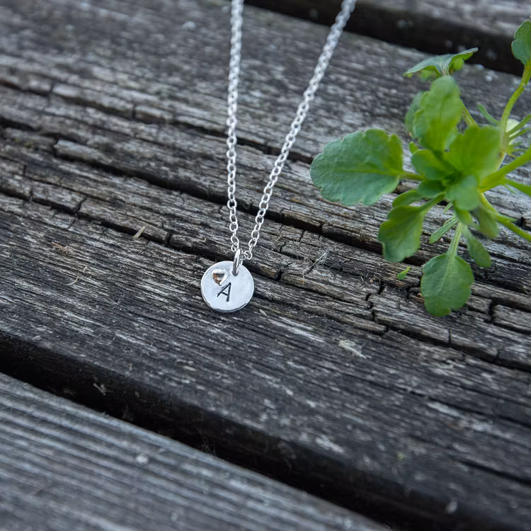 Halsband i återvunnet Silver med bokstav och hjärta i 18k guld