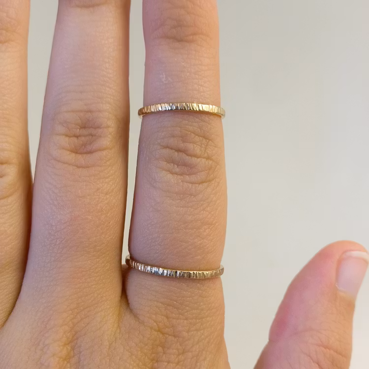 Smal guldring 18k. Handgjord i Sverige.